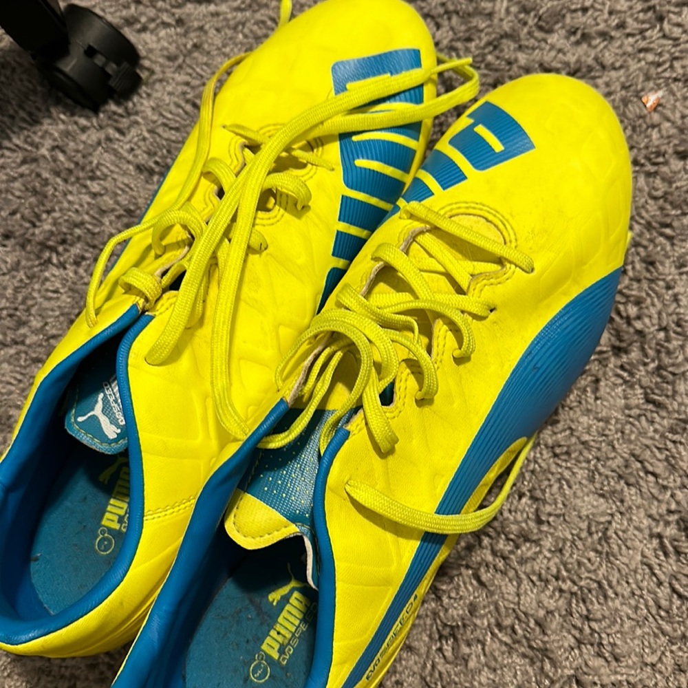 Men’s puma soccer cleats size 12